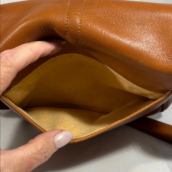 Gucci Tan Leather Shoulder Bag - Picture 12 of 12